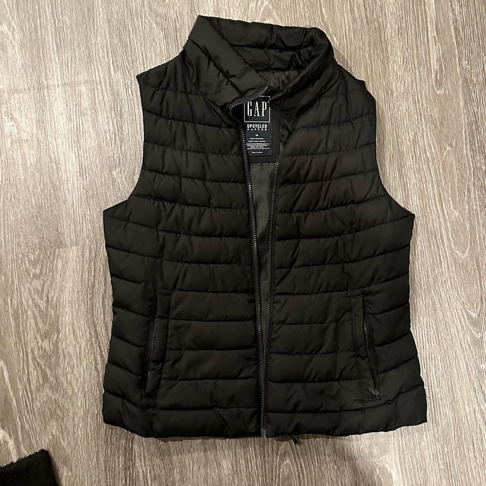 GAP Upcycled Puffer Vest Black M